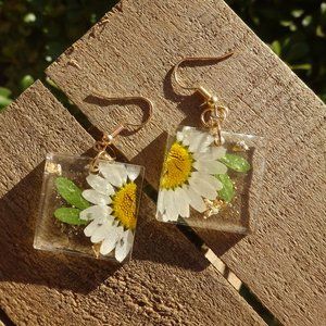 ❌SOLD on Mercari❌Real white  flower resin earrings
